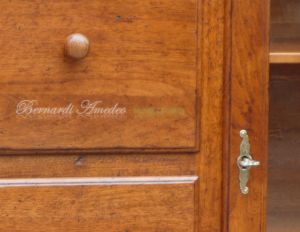 Armadietto dispensa in legno massello di noce con cassetti